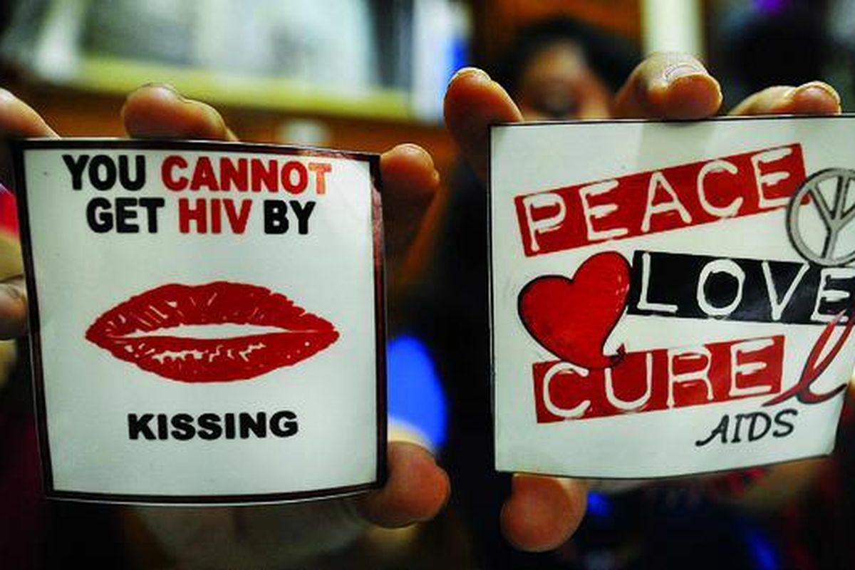 Aksi peduli HIV/AIDS bisa dilakukan dengan berbagai cara. Salah satunya, dengan penyebaran stiker, poster mengenai informasi dan penyadaran mengenai HIV/AIDS, seperti dilakukan Tim Peduli HIV/AIDS Universitas Atmajaya, Jakarta, beberapa waktu lalu.