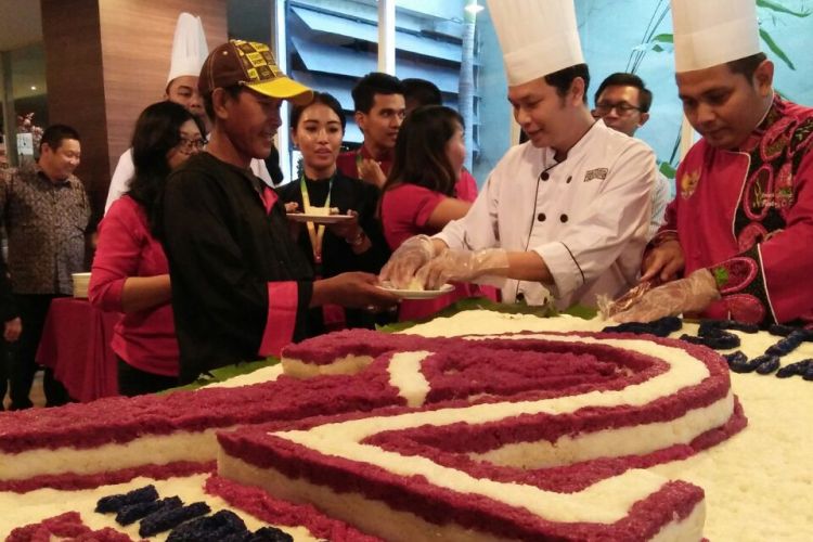 Inilah lemper raksasa karya chef Hotel Aston di Kota Madiun, Jawa Timur, Rabu (16/8/2017) yang dibuat untuk memeriahkan HUT RI.