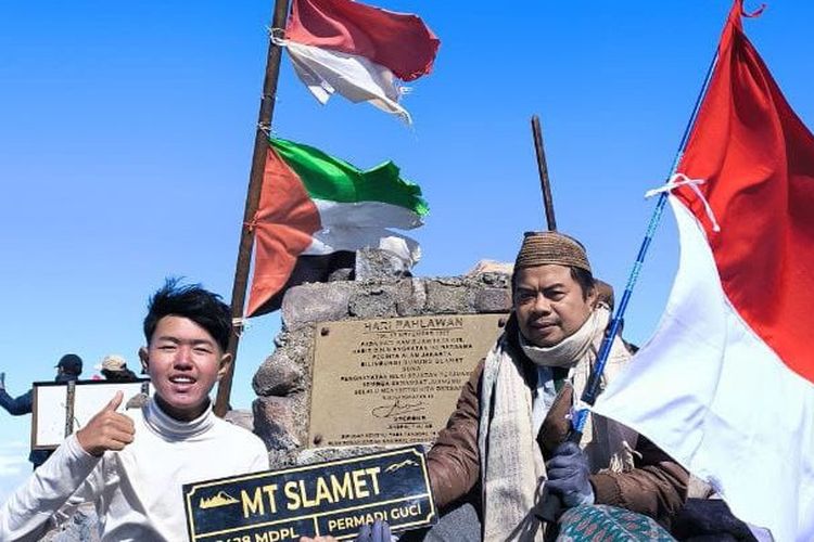 Enam santri menaklukkan Puncak Surono, titik tertinggi Gunung Slamet, sambil berzikir di atas awan dalam ekspedisi bertajuk Tadabbur Jibal Slamet.
