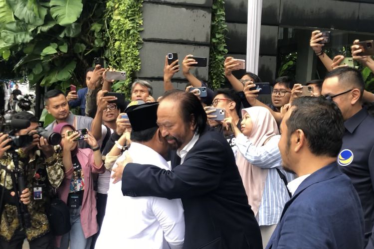 Ketua Umum Partai Nasdem Surya Paloh memeluk capres pemenang Pilpres 2024 Prabowo Subianto. Keduanya bertemu di Nasdem Tower, Menteng, Jakarta, Jumat (22/3/2024). 