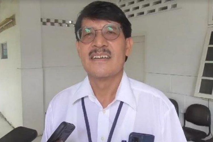 Kepala Tim Hukum dan Humas Rumah Sakit Umum Daerah (RSUD) Pirngadi Medan, Gibson Girsang saat diwawancarai, Selasa (3/9/2024). Pihaknya membantah meninggalnya dua pasien yang viral karena obat habis. 
