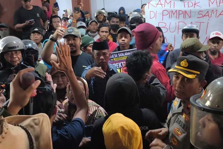 Tolak Penonaktifan 16 Kepala SKPD, Massa Duduki Kantor Bupati Gowa