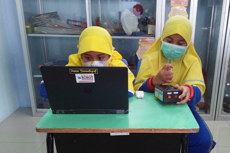 Adelia Shovia Putri (kiri) dan Dania Azra Nazifa, dua siswi Sekolah Dasar Muhammadiyah Manyar Gresik yang menciptakan alat oksibraille.