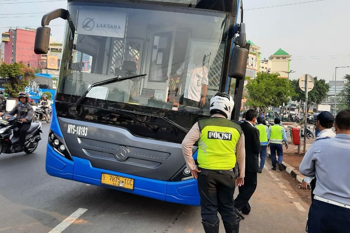 Bus transjakarta yang bersinggungan dengan pengendara sepeda motor di Simpang PGC, Jakarta Timur, Rabu (27/11/2019).