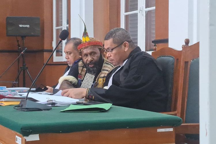 Mantan Bupati Memberamo Tengah, Ricky Ham Pagawak didampingi dua penasihat hukumnya saat hadir dalam sidang pemeriksaan saksi-saksi di Ruang Haripin Tumpa PN Tipikor Makassar, Sulsel, Kamis (12/10/2023)