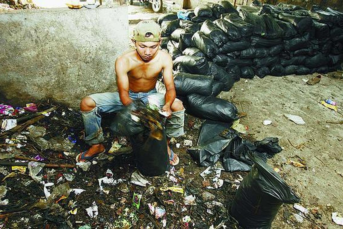 Pekerja mengemas sampah rumah tangga yang telah diproses menjadi bahan bakar biomassa di bengkel produksi biomassa yang dikelola Rumah Perubahan di Kelurahan Jati Murni, Kecamatan Pondok Melati, Kota Bekasi, Jawa Barat, Senin (4/8).  