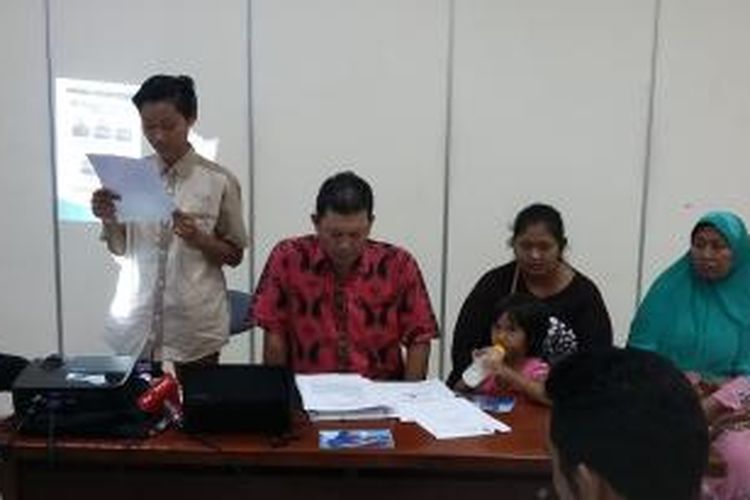Keluarga Siti Farida Wulandari, saat membacakan surat terbuka bagi Presiden Joko Widodo, di Gedung LBH Jakarta, Senin (25/5/2015).