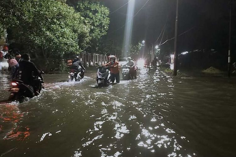 Hujan deras disertai angin kencang melanda Kota Surabaya, Jawa Timur, pada Minggu (13/12/2021) malam, mengakibatkan banjir di sejumlah ruas jalan.