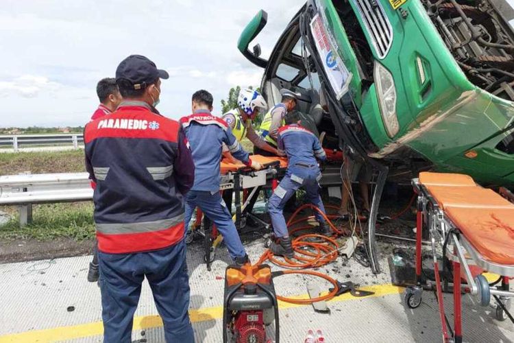 Petugas Tol Road Pemalang- Batang dan Polisi lalu lintas melakukan evakuasi korban laka bus pariwisata di Jalur keluar Tol Gandulan KM 312-B