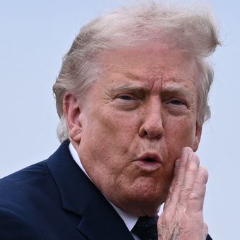 Presiden Amerika Serikat Donald Trump saat berjalan menaiki pesawat kepresidenan di Bandara Morristown, Negara Bagian New Jersey, 22 Mei 2026.