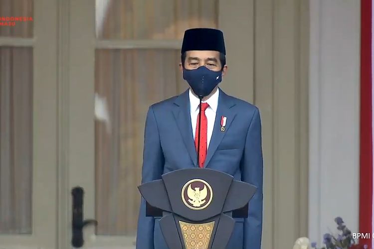 Presiden Joko Widodo  mengikuti  prosesi upacara penurunan bendera merah putih dalam rangka HUT RI ke-75, di Istana Merdeka, Senin (17/8/2020). 