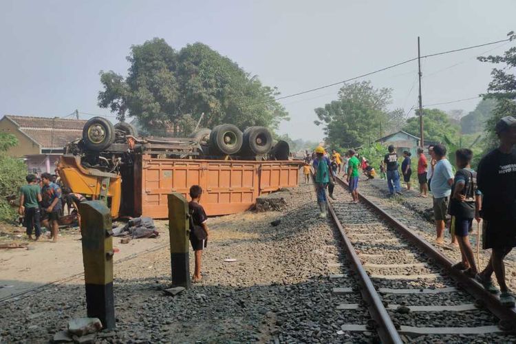 Truk Tronton Terjun dari Tol Tangerang-Merak ke Jalur Kereta, Ganggu Perjalanan KA Lokal
