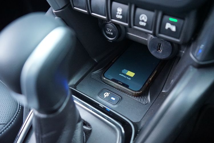 Fitur wireless charging pada Suzuki Grand Vitara