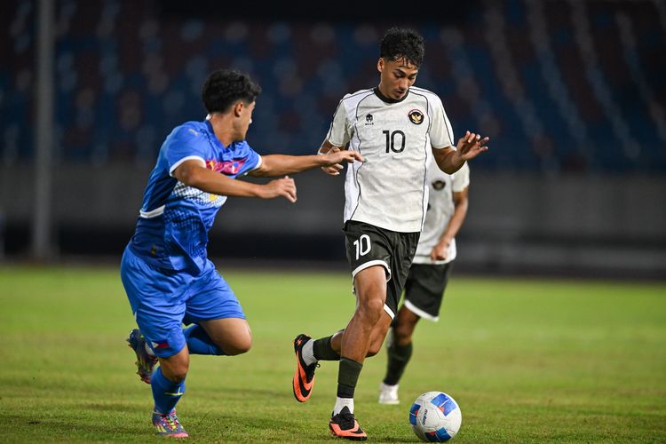 Penyerang Timnas U22 Indonesia Rafael Struick berusaha melewati hadangan pesepak bola Timnas Filipina Gavin Munes (kiri) pada pertandingan babak penyisihan Grup C Sepak Bola SEA Games 2025 di The 700th Anniversary of Chiang Mai Stadium, Chiang Mai, Thailand, Senin (8/12/2025). ANTARA FOTO/Nova Wahyudi/app/nym.