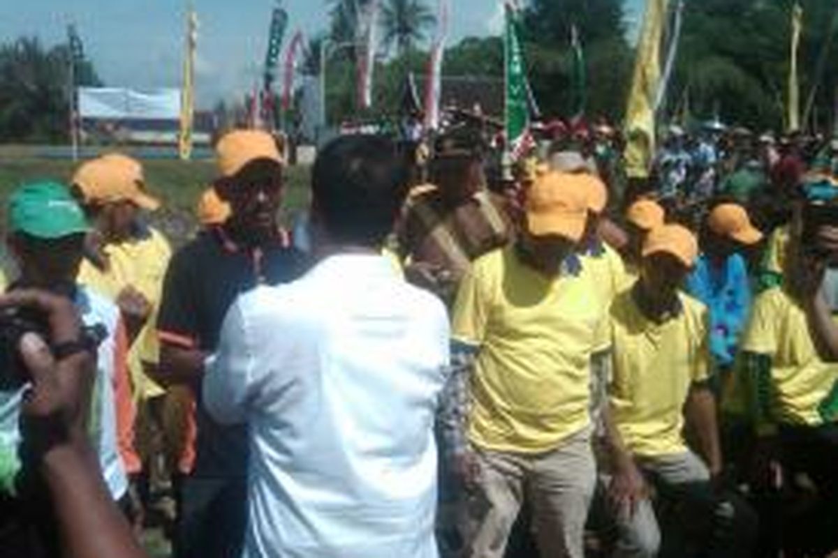 Menteri Pertanian Andi Amran Sulaiman bercakap-cakap dengan petani Malang, Jawa Timur, Kamis (26/2/2015)