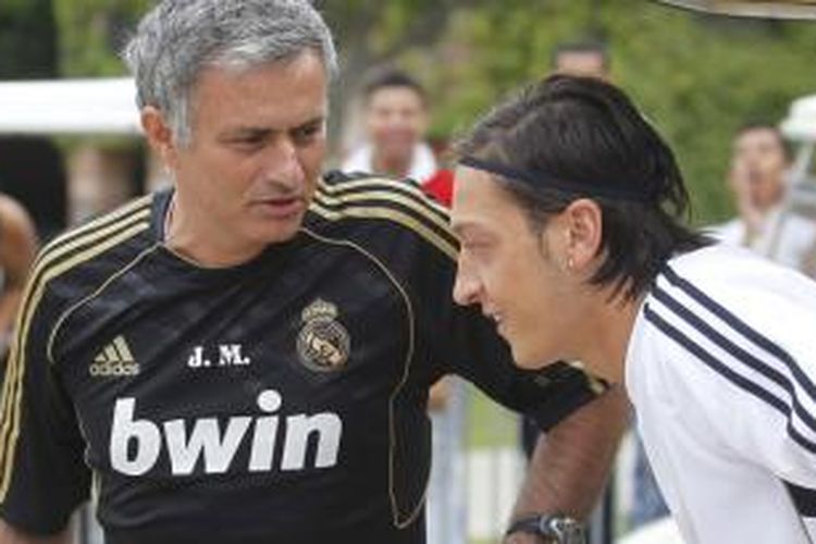 Pelatih Jose Mourinho (kiri) dan Mesut Oezil ketika masih bersama-sama di Real Madrid. 