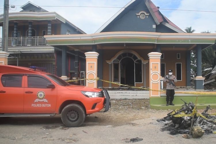 Kerusuhan terjadi di Desa Lasalimu Pantai, Kecamatan Lasalimu Selatan, Kabupaten Buton, Sulawesi Tenggara, Senin (22/11/2021) sekira pukul 19.30 Wita. Sebanyak 80 anggota polisi dikerahkan untuk mengamankan situasi kerusuhan di Kabupaten Buton, Sultra.