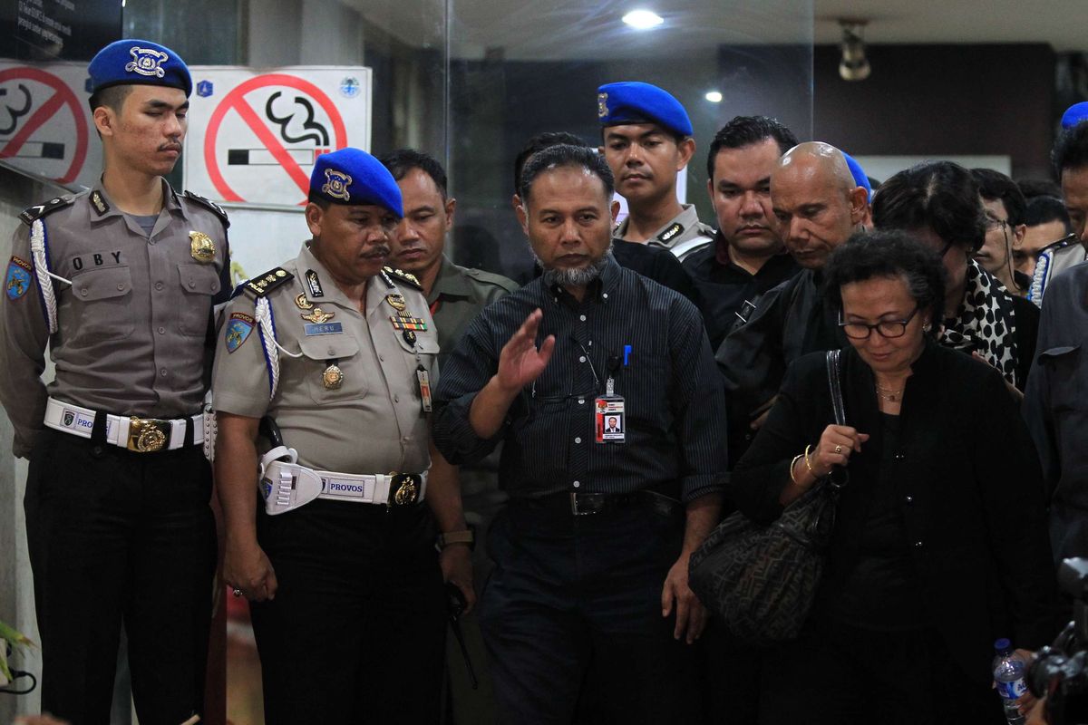 Wakil Ketua KPK, Bambang Widjojanto didampingi kuasa hukumnya usai diperiksa oleh penyidik Bareskrim Polri, Jakarta, Selasa (3/2/2015). Bambang adalah tersangka kasus dugaan menyuruh saksi memberikan keterangan palsu dalam sidang di Mahkamah Konstitusi (MK) terkait sengketa pilkada di Kotawaringin Barat pada 2010 silam. KOMPAS IMAGES/KRISTIANTO PURNOMO