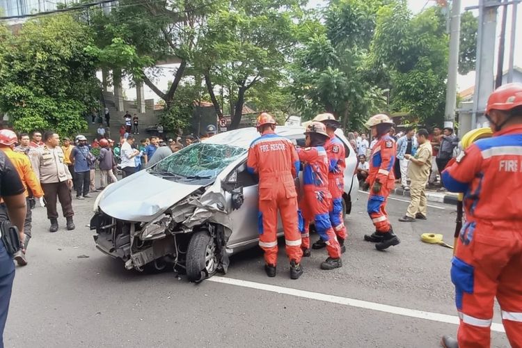 Mobil kecelakaan tunggal di Surabaya, Selasa (22/4/2025).