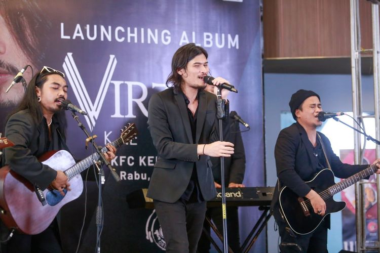 Penampilan Virzha saat peluncuran album Ketiga di KFC Kemang, kawasan Jakarta Selatan baru-baru ini. 