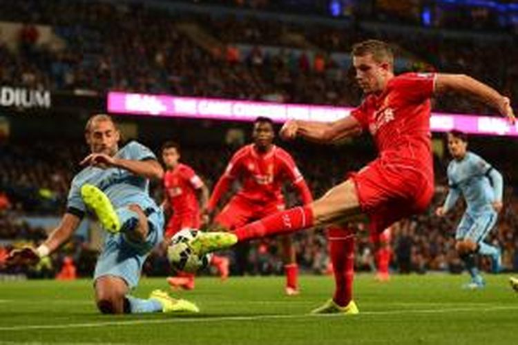 Bek Manchester City, Pablo Zabaleta (kiri), berusaha mengantisipasi tembakan gelandang Liverpool, Jordan Henderson, pada laga Premier League, di Etihad Stadium, 25 Agustus 2014.