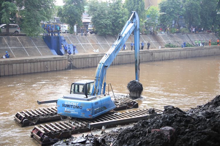 DSDA Jakarta melakukan perawatan waduk, yaitu dengan mengeruk sedimen untuk mencegah pendangkalan dasar waduk.