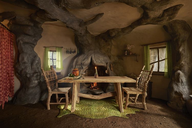 Tampilan ruang makan di rumah Shrek di Skotlandia.