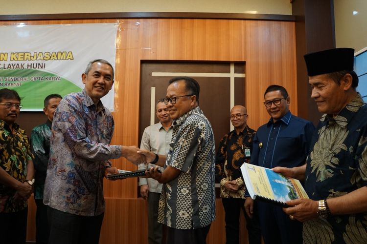 PT SMF bekerja sama dengan Direktorat Jenderal Cipta Karya dan Kementerian PUPR dalam melakukan perbaikan pada rumah kumuh sebanyak 12 Rumah Tidak Layak Huni (RTLH) di Bukittinggi, Sumatera Barat.