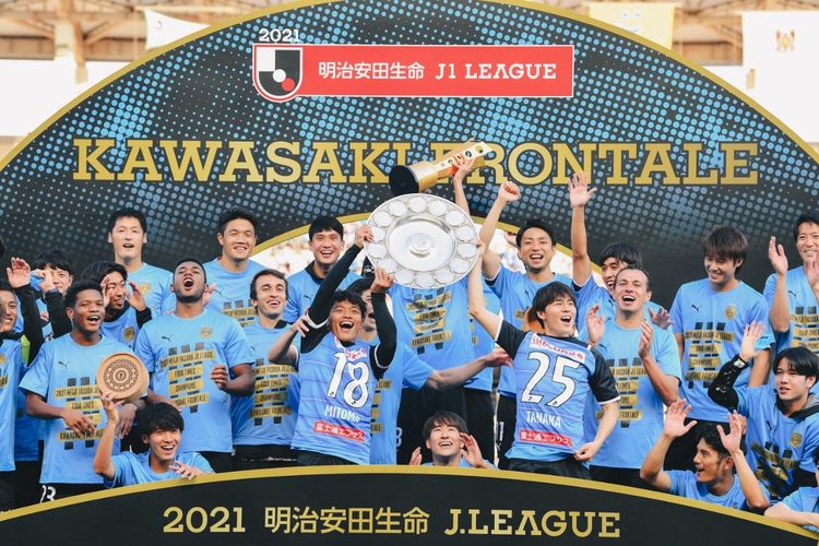 Momen Kawasaki Frontale saat menjadi kampiun pada kompetisi teratas Liga Jepang, Meiji Yasuda J1 League, musim 2021. 