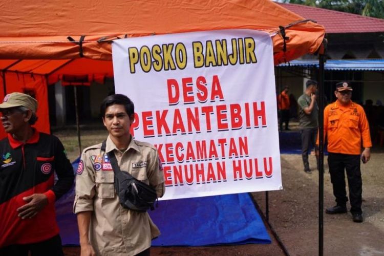  Salah satu desa terdampak banjir di Riau sudah mendirikan Posko Siaga Banjir guna menghimpun informasi dan sejumlah petugas siaga siap membantu warga terdampak banjir di Riau. 
