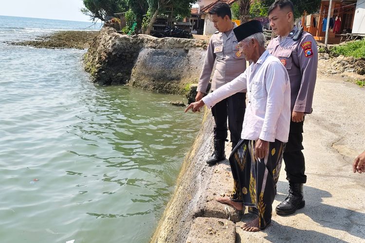 Polisi bersama warga setempat mengecek lokasi bocah tenggelam di Kecamatan Sokobanah, Kabupaten Sampang, Sabtu (19/7/2025). 