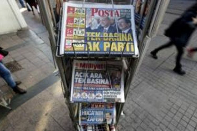 Kemenangan AKP menjadi berita utama di sejumlah koran Turki. 
