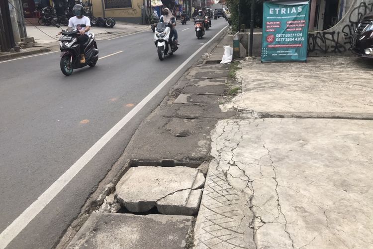 Kondisi penutup gorong-gorong yang sempat dicuri di Jalan Raya Sawangan, Pancoran Mas, Kota Depok, Jawa Barat pada Senin (22/11/2021) siang.