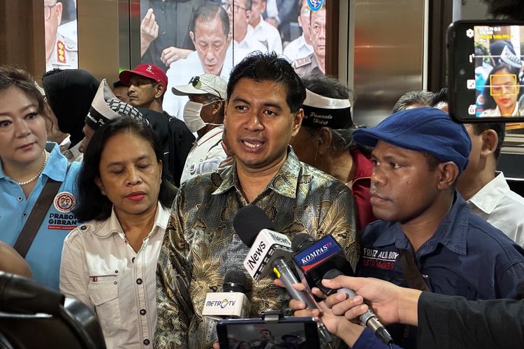 Pengacara Ketua Umum Solidaritas Merah Putih (Solmet) Silfester Matutina, Lechumanan di Mabes Polri, Jakarta, Kamis (9/10/2025).