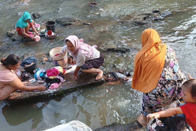 Sejumlah warga tengah melakukan aktivitas MCK di sungai Cikondang, Kecamatan Cibeber, Kabupaten Cianjur, Jawa Barat, Rabu (23/8/2023). Kemarau panjang mengakibatkan warga mengalami krisis air bersih.