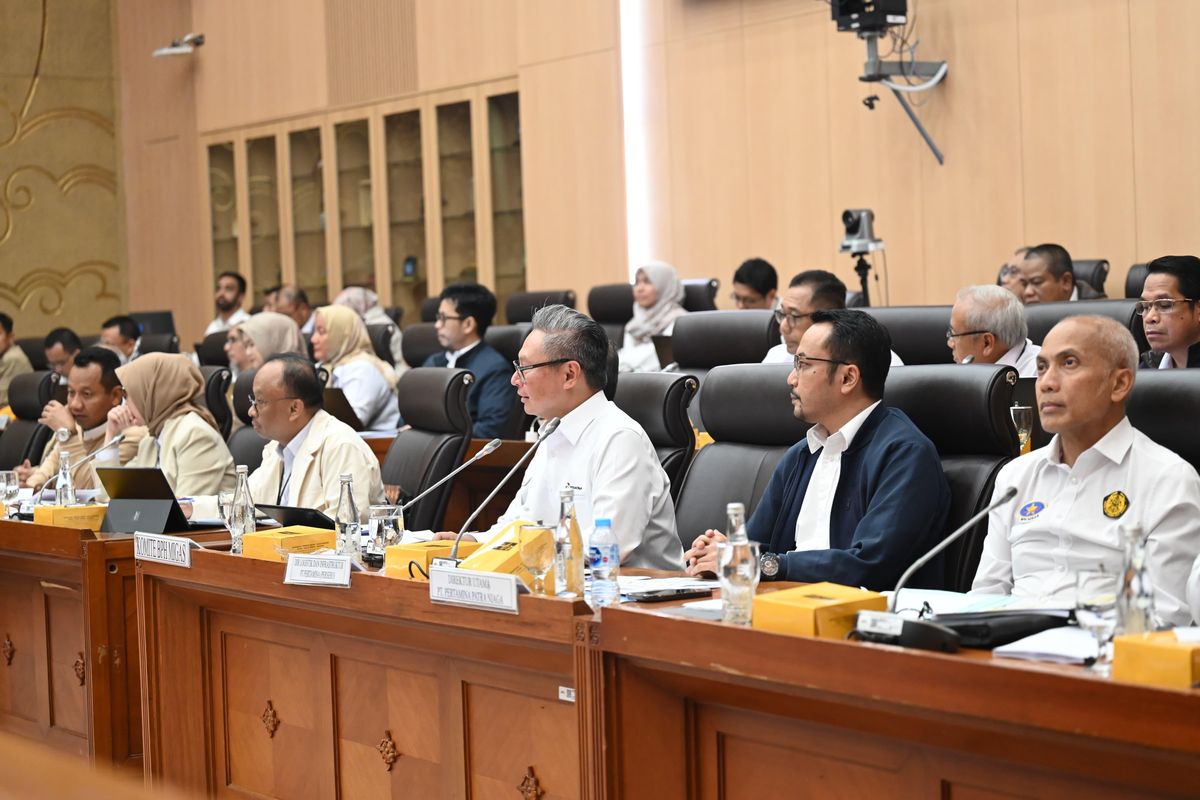 Komisi XII DPR RI menggelar Rapat Dengar Pendapat (RDP) bersama Direktorat Jenderal (Ditjen) Minyak dan Gas (Migas) Kementerian Energi dan Sumber Daya Mineral (ESDM), Satuan Kerja Khusus (SKK Migas), Badan Pengatur Hilir Minyak dan Gas Bumi (BPH Migas), dan Pertamina membahas asumsi makro sektor ESDM di Ruang Rapat Komisi XII pada Senin (30/6/2025).