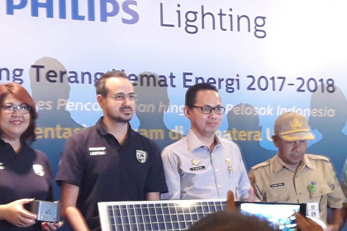 Program Kampung Terang Hemat Energi 2017-2018 tahap pertama telah rampung di enam desa di Sumatera Utara. Tampak dalam gambar, Country Leader Philips Lighting Indonesia Rami Hajjar menyerahkan panel solar kepada Kabag Perekonomian dan SDA Kabupaten Deli Serdang R Refis, di Medan, Selasa (5/7/2017).