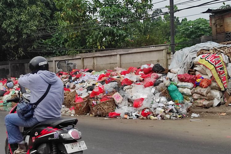 Sampah Menggunung di Trotoar Jalan Otista Ciputat, Bau Tak Sedap Menyengat