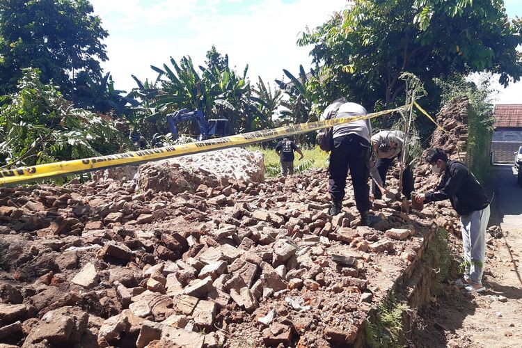 Pagar tembok Ndalem Singopuran RT 002, RW 002 di Desa Singopuran, Kecamatan Kartasura, Sukoharjo, Jawa Tengah diduga cagar budaya dijebol, pada Jumat (8/7/2022) pagi.