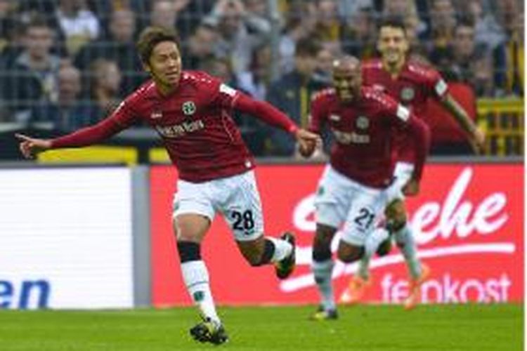 Gelandang Hannover yang berasal dari Jepang, Hiroshi Kiyotake (kiri), merayakan gol yang dicetaknya ke gawang Borussia Dortmund dalam lanjutan Bundesliga di marks Dortmund, Sabtu (25/10/2014).