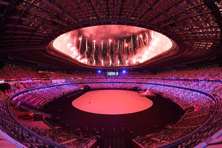 Parade kembang api memeriahkan pembukaan Olimpiade Tokyo 2020 di Stadion Nasional Jepang, Tokyo, Jepang, Jumat (23/7/2021). Pesta olahraga yang berlangsung hingga Minggu (8/8/2021) ini akan digelar tanpa penonton mengingat pandemi Covid-19 yang masih melanda Jepang.