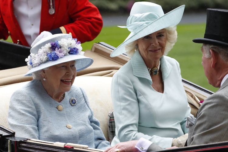 Ratu Elizabeth II (kiri) bersama Camilla Duchess of Cornwall saat tiba di hari kedua pertemuan balap kuda Royal Ascot di Inggris, 19 Juni 2019.