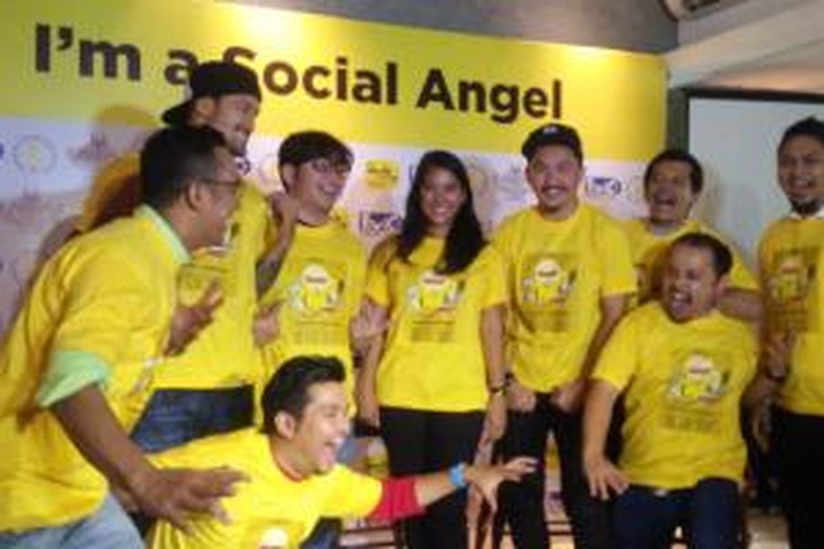 Sejumlah selebriti Tanah Air berpose usai konferensi pers Shave for Hope 2015, di Plataran Jakarta Patio, Jakarta Selatan, Selasa (11/8/2015) sore. 