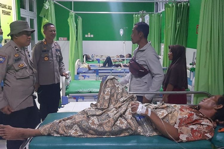KERACUNAN: Korban keracunan makanan dirawat di Puskesmas Gandrungmangu 1, Kabupaten Cilacap, Jawa Tengah, Rabu (1/5/2024).