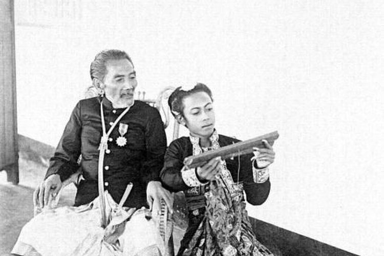 Gusti Gede Jelantik dan putranya, Gusti Bagus Jelantik, di Puri Agung Karangasem.