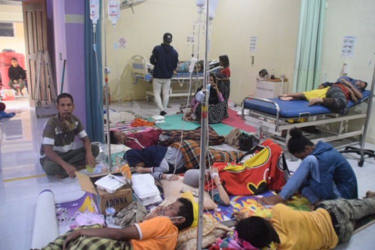 Jumlah warga desa Galanti, Kecamatan Wolowa, Kabupaten Buton, Sulawesi Tenggara diduga keracunan usai menyantap makanan di pesta pernikahan terus bertambah.