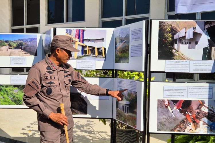 Kepala Kejaksaan Tinggi Nusa Tenggara Timur (Kajati NTT), Zet Tadung Allo, melihat hasil pameran foto proyek mangkrak di NTT