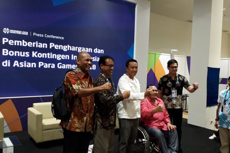 Menpora Imam Nahrawi (jaket putih) usai mengumumkan besaran bonus yang akan diterima atlet, pelatih dan asisten pelatih peraih medali Asian Para Games 2018 di GBK Arena, Senayan, Jakarta, Jumat (12/10/2018).