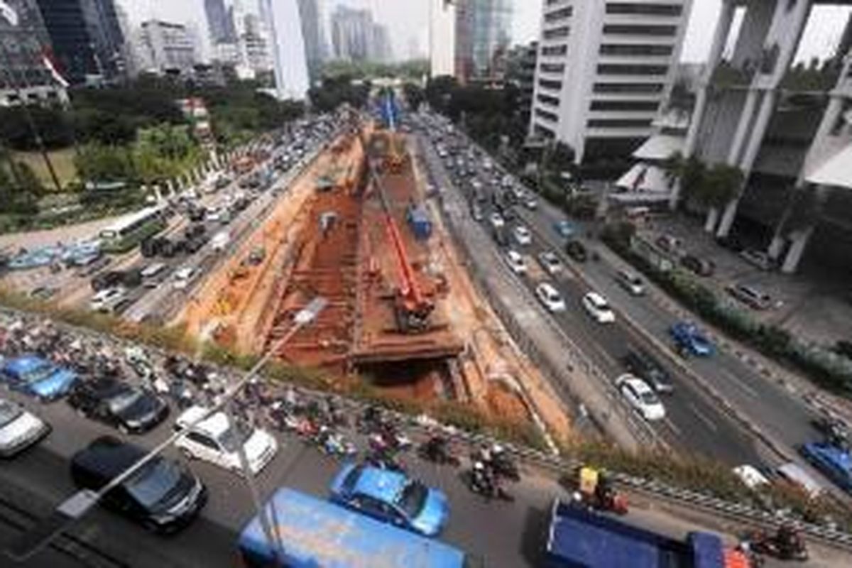 Pengerjaan proyek pembangunan transportasi massal cepat (MRT) fase pertama (15,70 kilometer) di kawasan Sudirman, Jakarta Pusat, Rabu (27/5). Pembangunan MRT bertujuan mengurangi kemacetan di Ibu Kota yang semakin parah.
