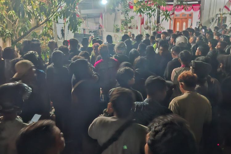 Rumah Terduga Pelaku Pembunuh Bos Royal Phone Ambarawa Digeruduk Massa